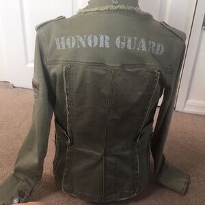Green Utility Jacket with Structured Design and Zipper Closure